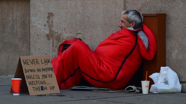 TN-homeless-man-help ホームレス