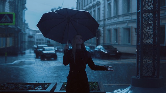 TN-girl-rain-umbrella 傘