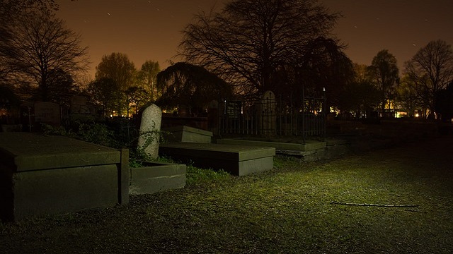 TN-graveyard-night-scary 墓
