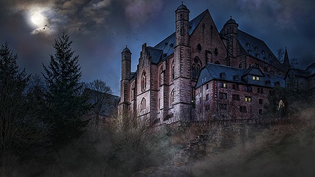 TN-castle-house-haunted-moon 家