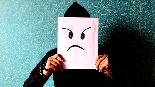 man-disgusted-face-paper 顔