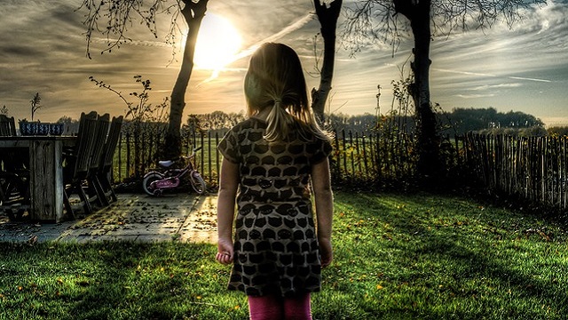 TN-girl-sun-garden 子供