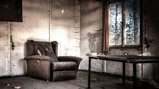 lost-places-room-sofa 部屋
