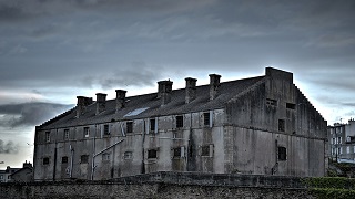 prison-old-cloudy-creepy 刑務所