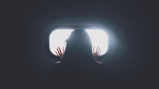 trapped-woman-window 女性