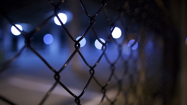TN-prison-fence-jail-night 刑務所